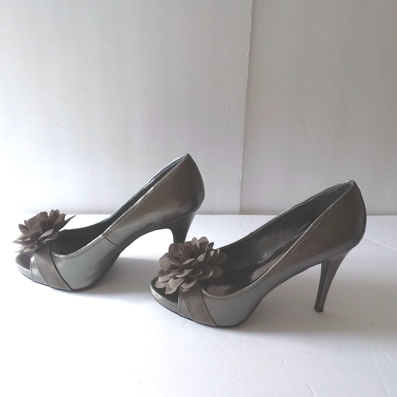 Carlos Santana Glossy Silver Bow Heels - Picture 4 of 8